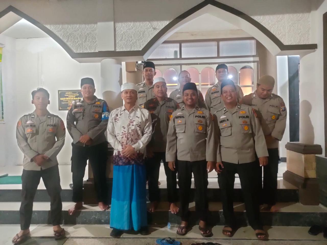 Lebih Dekat dengan Masyarakat Personil Polres Kampar Laksanakan Sholat Subuh Keliling