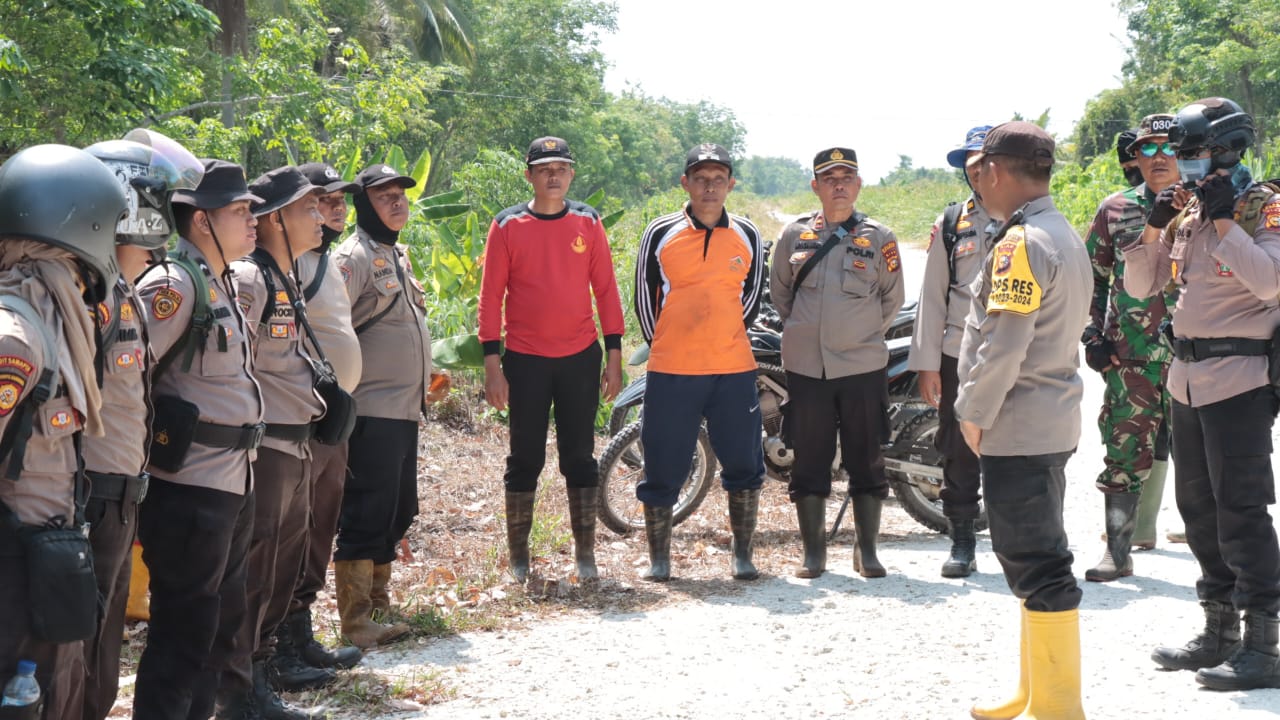 Kapolres Kepulauan Meranti Beserta Tim Bantu Padamkan Karhutla Di Rangsang dan Tebing Tinggi Barat