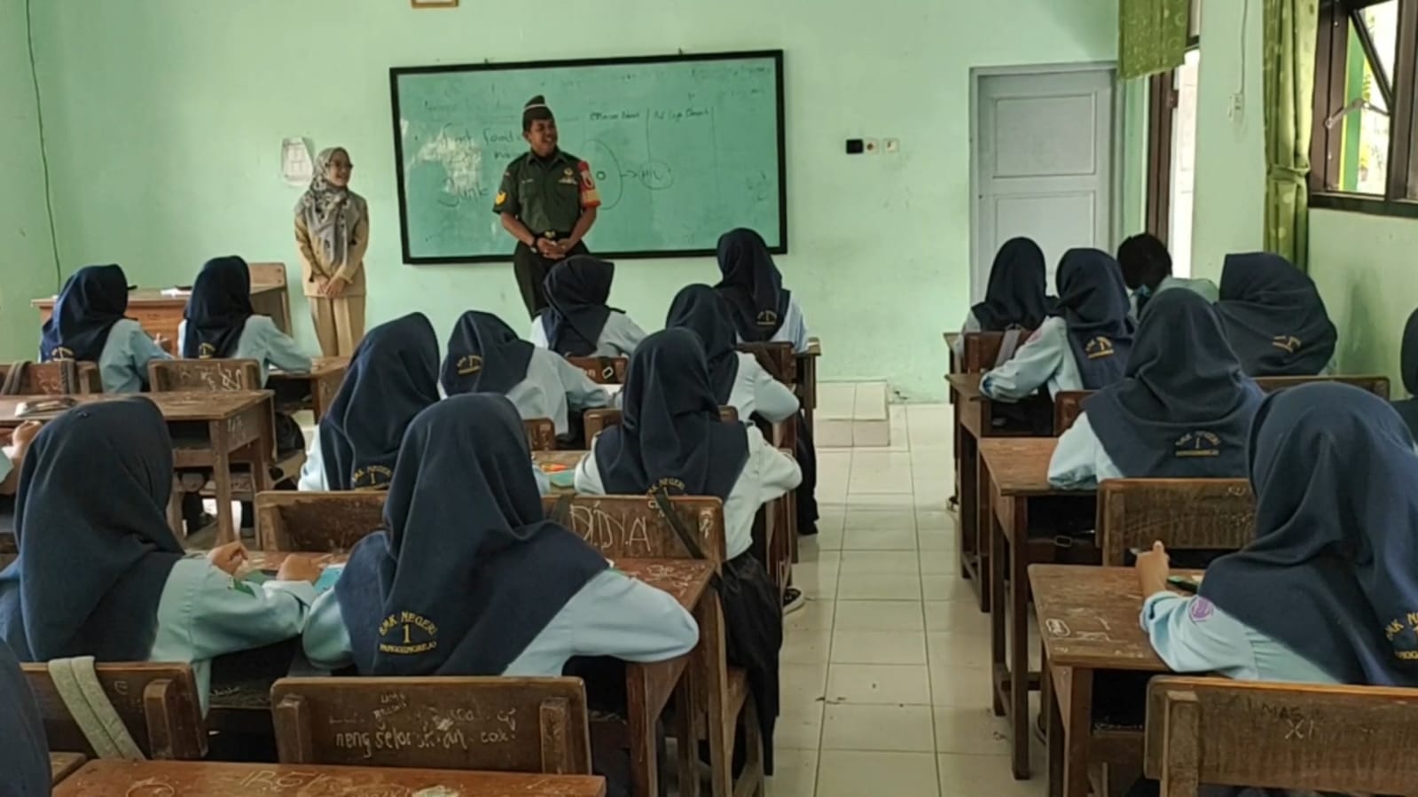 Wujudkan Generasi Muda Berkualitas, Serma Abdul Khamim Berikan Wasbang di SMKN 1 Panggungrejo