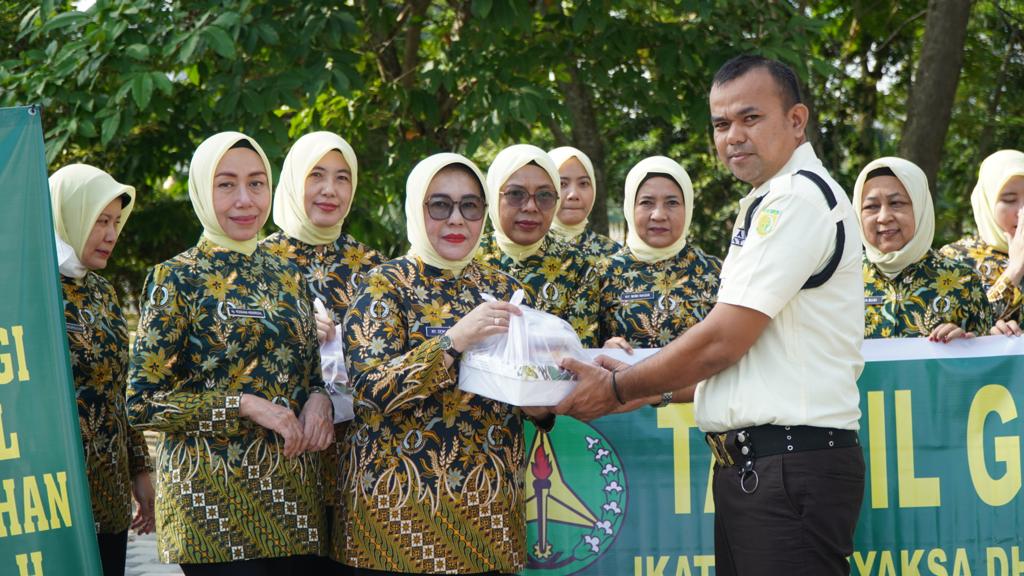 Ikatan Adhyaksa Dharmakarini (IAD) Wilayah Riau Berbagi Takjil kepada Masyarakat