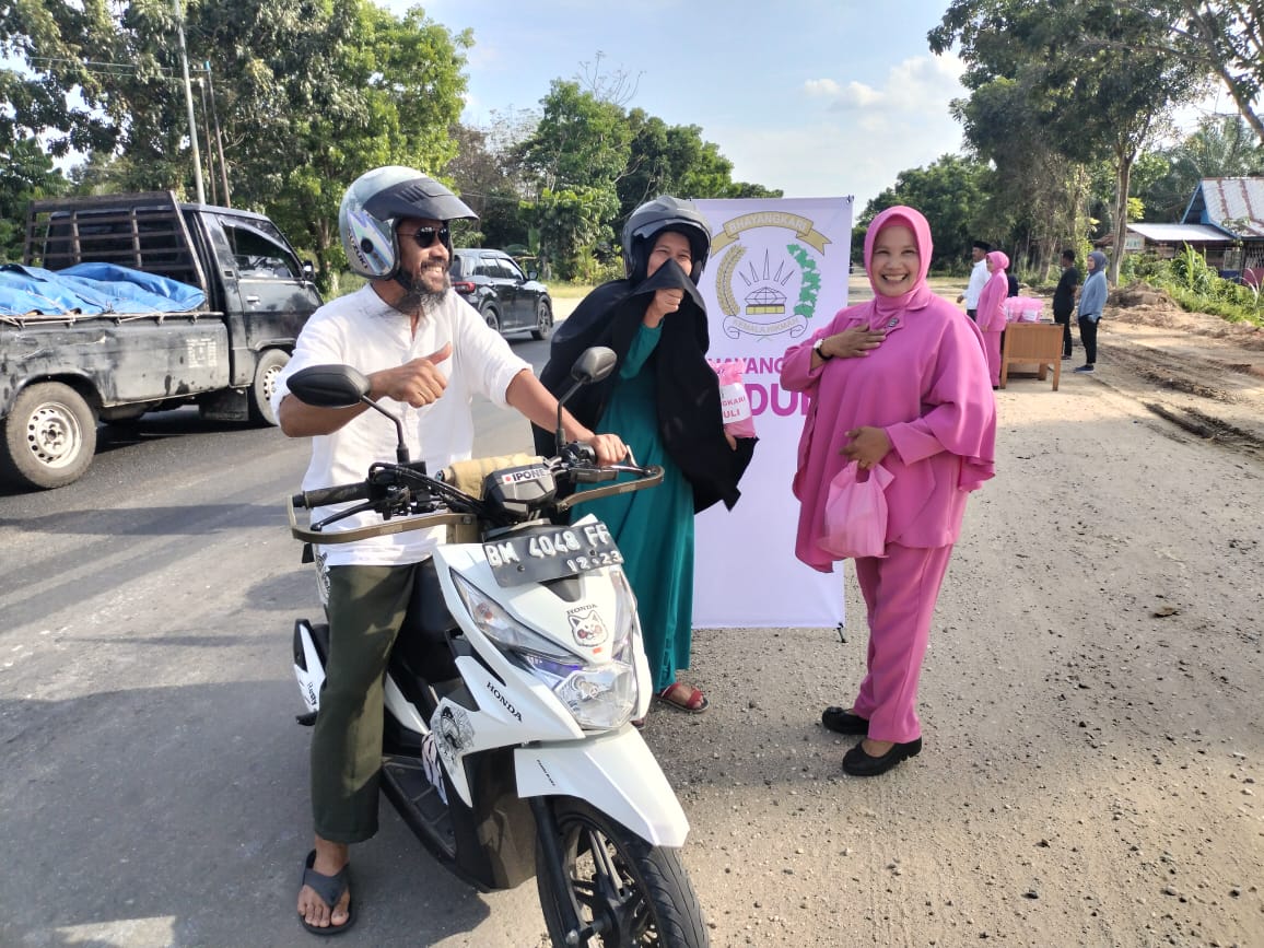 Jalan Lintas Bangkinang-Pekanbaru KM 32 Mendadak Ramai, Ternyata Ada Ini