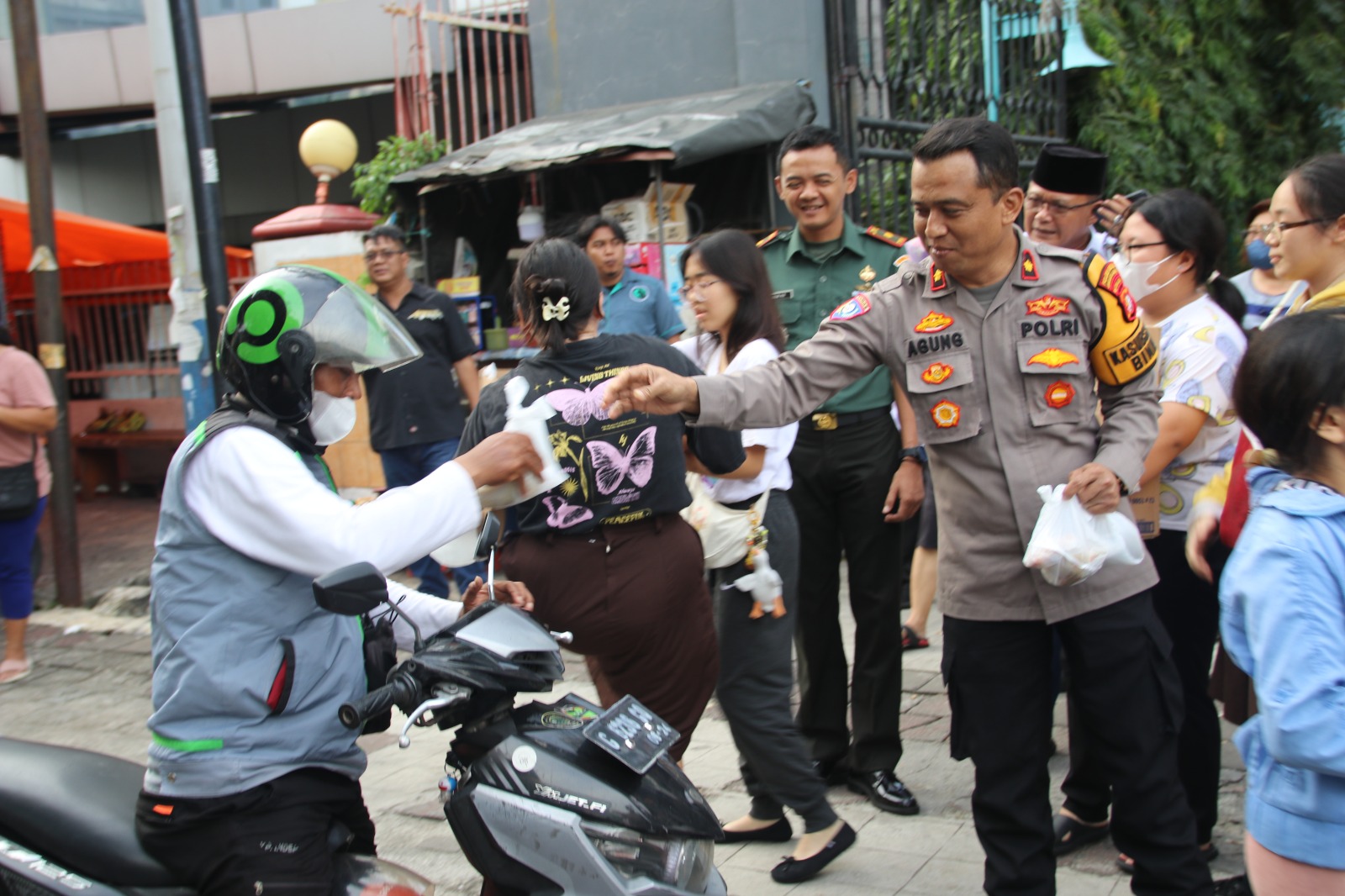 Harmoni Umat Beragama, Umat Nasrani Di Tamansari Bagikan 855 Paket Takjil Di Bulan Ramadhan