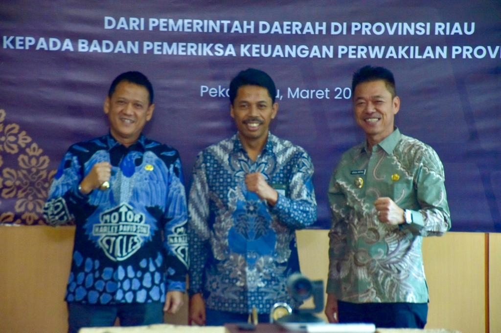 Pj Bupati Kampar Serahkan LKPD Tahun 2023 Kepada BPK RI Perwakilan Riau