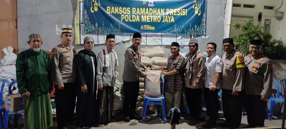 Bansos Ramadhan Presisi : Polsek Tambora Bersama Bhayangkari Ranting Tambora Berikan 50 Sak Semen untuk Perbaikan Masjid Jami Al Mutaqien