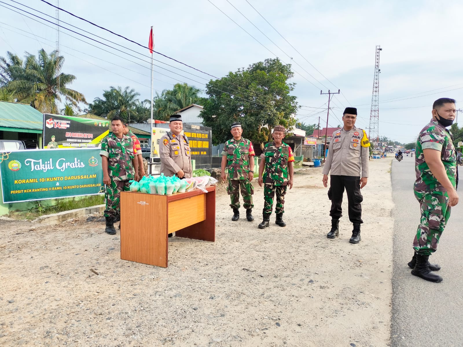 Personil Polsek Kunto Darussalam Giat Sinergitas TNI-Polri Dalam Pemberian Takjil Pada Masyarakat