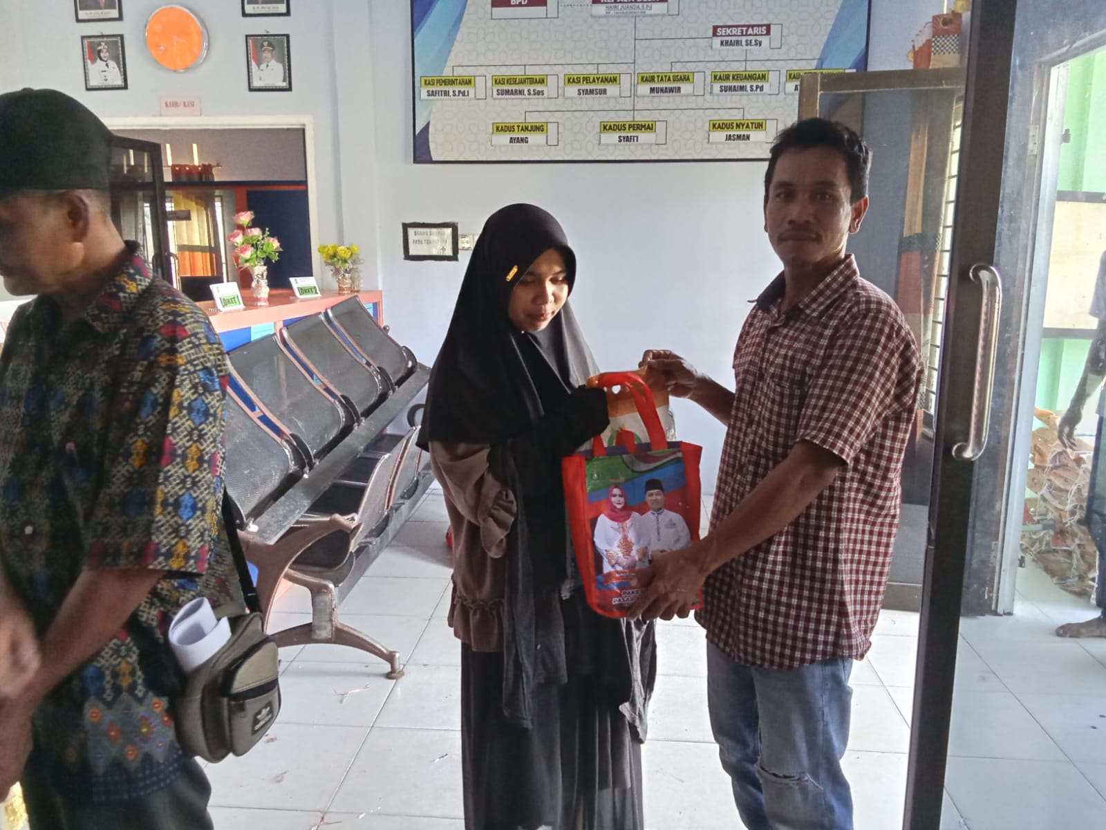 Pemdes Sekodi Kecamatan Bengkalis Salurkan Sembako Pasar Murah Subsidi Menjelang Lebaran 1445 H/TA 2024 M Kepada 250 Keluarga Penerima Manfaat