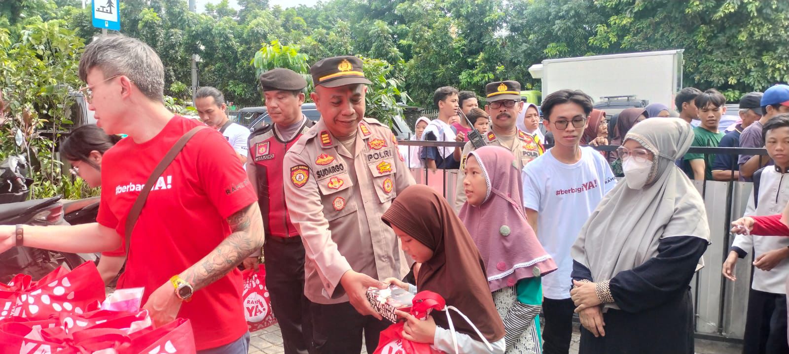 Polsek Tambora dan Komunitas BerbagiYA Bagikan 300 Paket Sembako di Kawasan Pemukiman Padat Penduduk