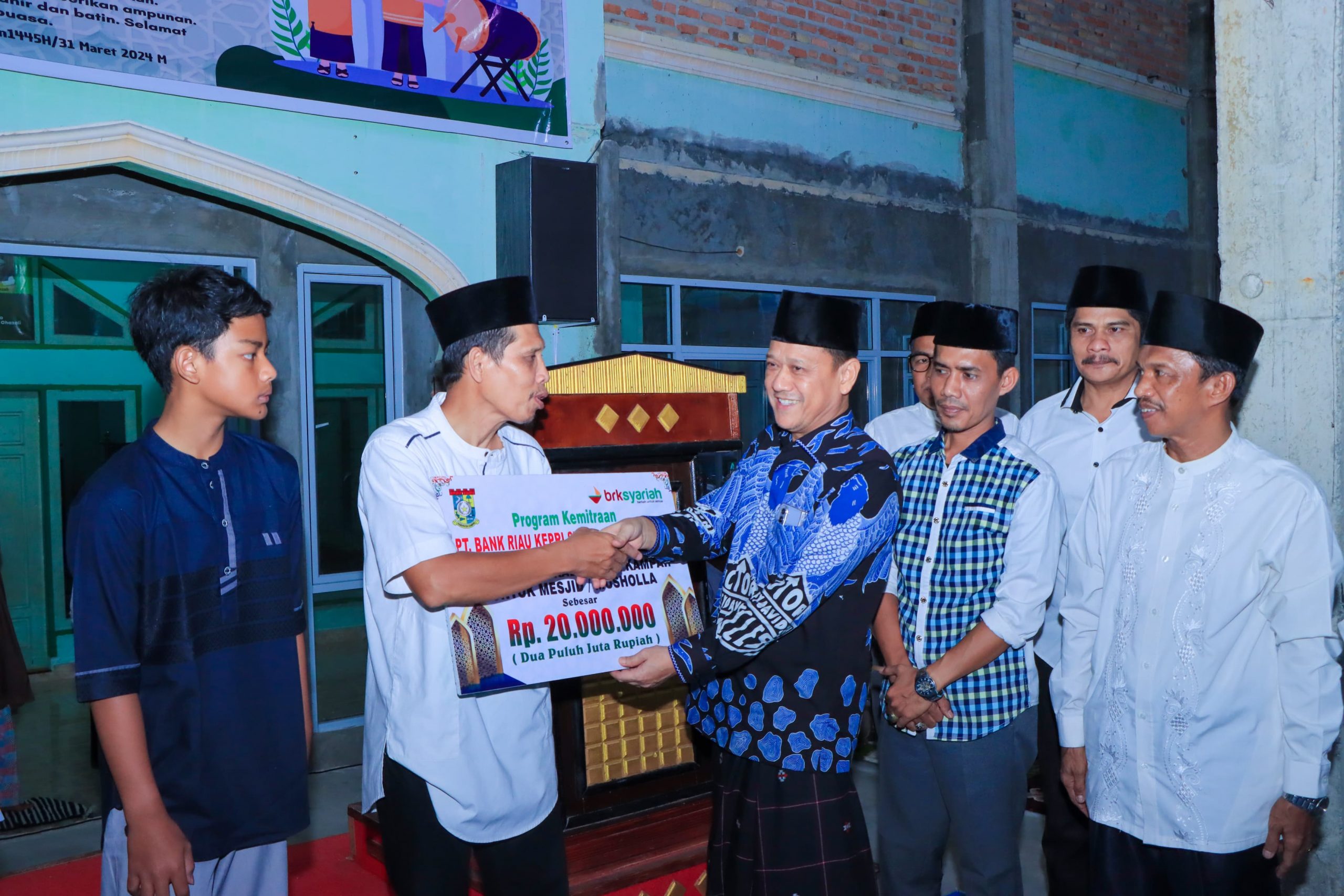 Safari Ramadhan Di Masjid Al-Ikhlas Desa Pandau Jaya, Pj Bupati Kampar Ajak Masyarakat Memakmurkan Masjid