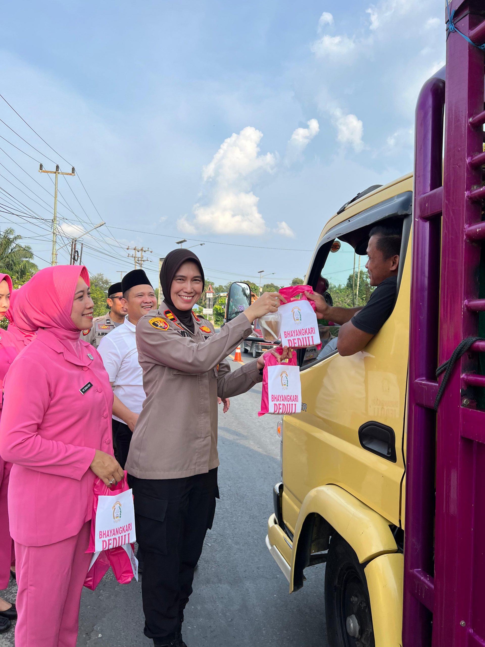 Polsek Kampar Bersama Bhayangkari Berbagi Takjil Kepada Masyarakat