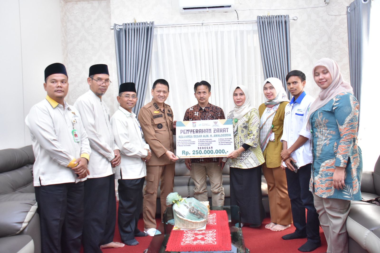 Pj Bupati Kampar Apresiasi Zakat Mal Keluarga Besar Alm. H. Awaloeddin Sebesar Rp 250 Juta Kepada Baznas Kampar