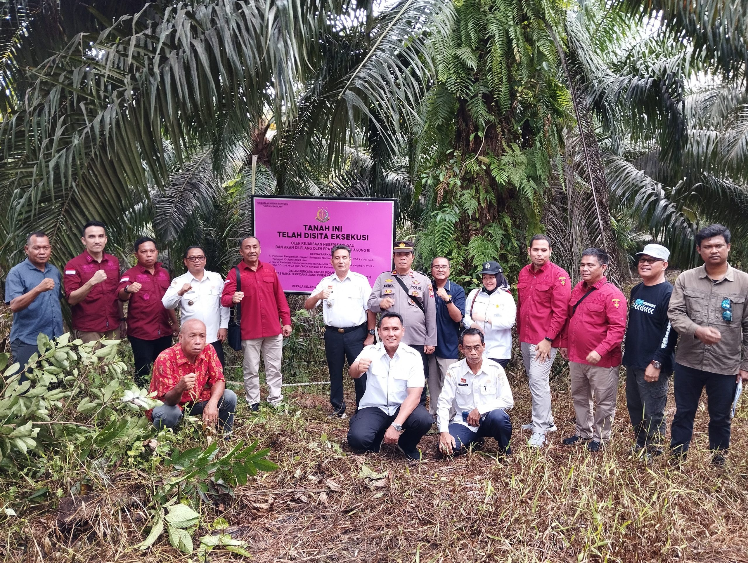 Sita Eksekusi Tanah Bangunan Seluas 292 m² Dan Kebun Sawit di Kalimantan Barat Seluas 4946 m² Milik Terpidana Jono Pinem