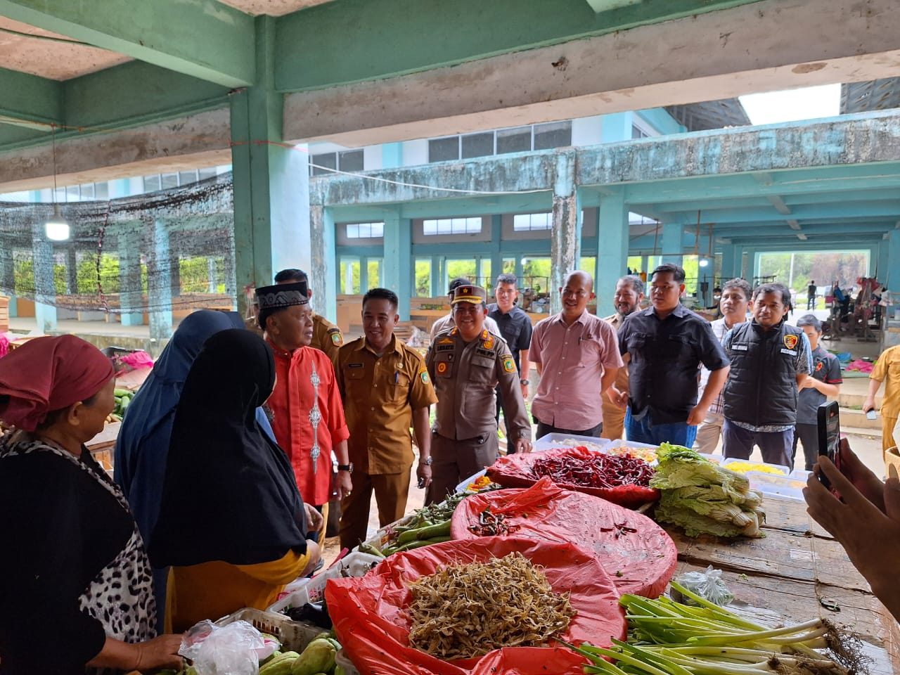 Plt Bupati Bersama Kapolres Kepulauan Meranti Turun Ke Pasar Pastikan Stok dan Harga Pangan Aman