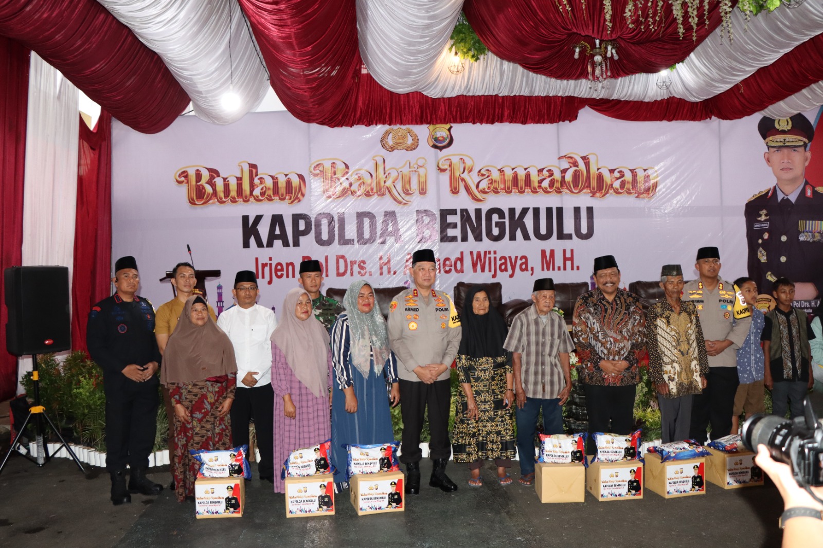 Berbagi Berkah Ramadhan : Kapolda Bengkulu Salurkan 100 Paket Sembako untuk Masyarakat