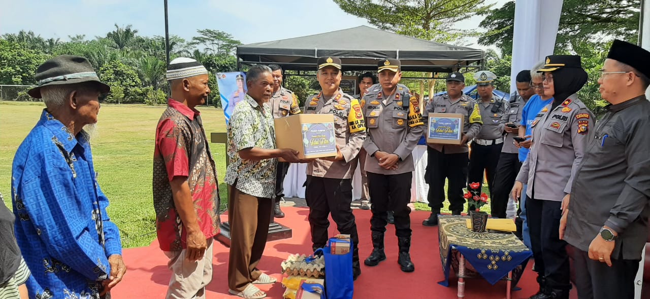 Sambut Idul Fitri 1445 H, Polres Kampar Bagi-bagi Sembako di Alun-alun Desa Tanjung Sawit