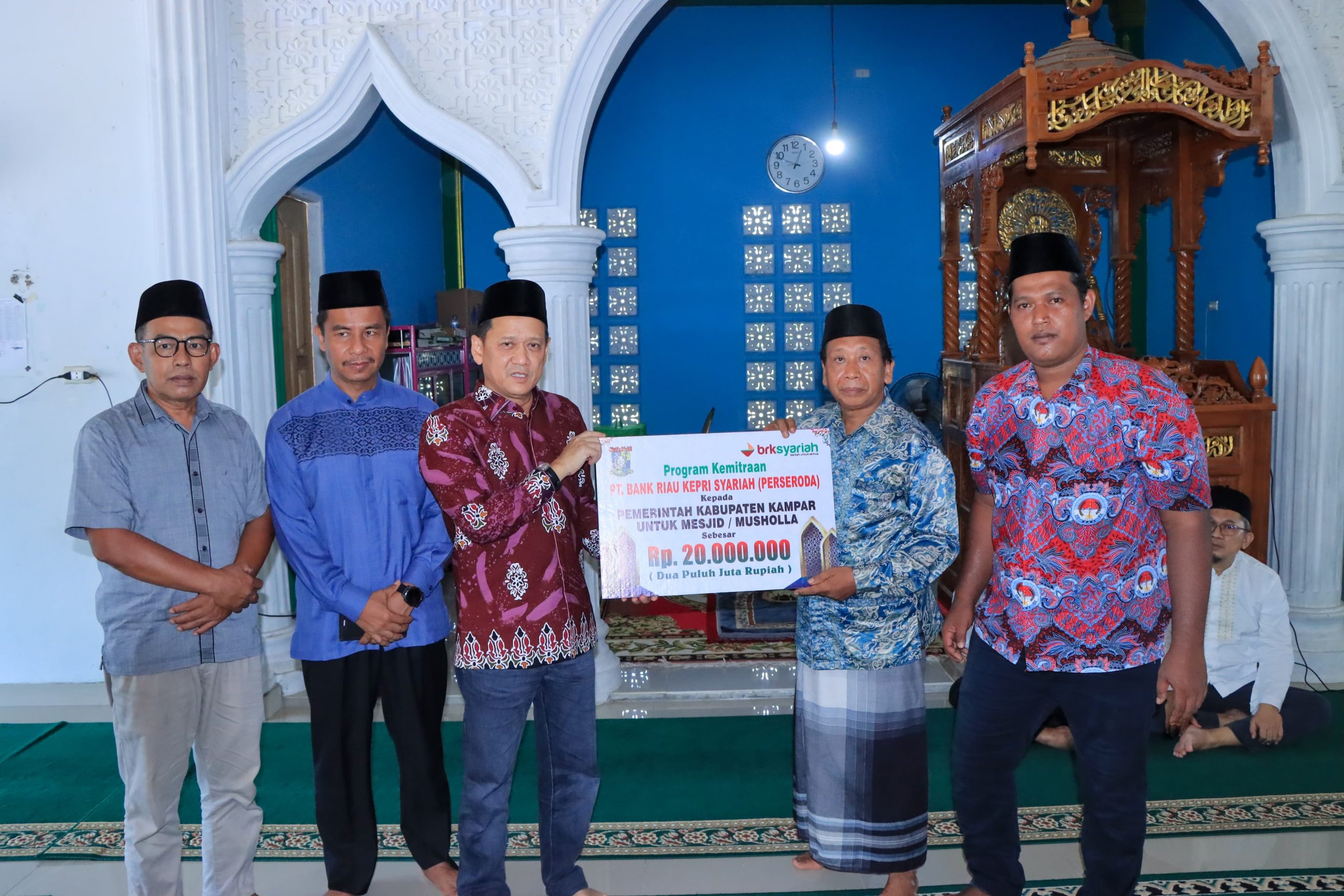 Pj Bupati Kampar Serahkan Bantuan Program Kemitraan BRK Syariah Ke Masjid At – Taqwa Desa Koto Tibun