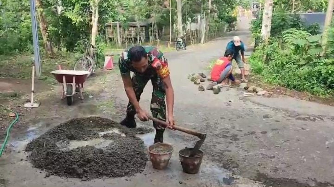 Kompak, Babinsa Koramil Talun Bersama Warga Gelar Kerja Bakti Perbaiki Jalan