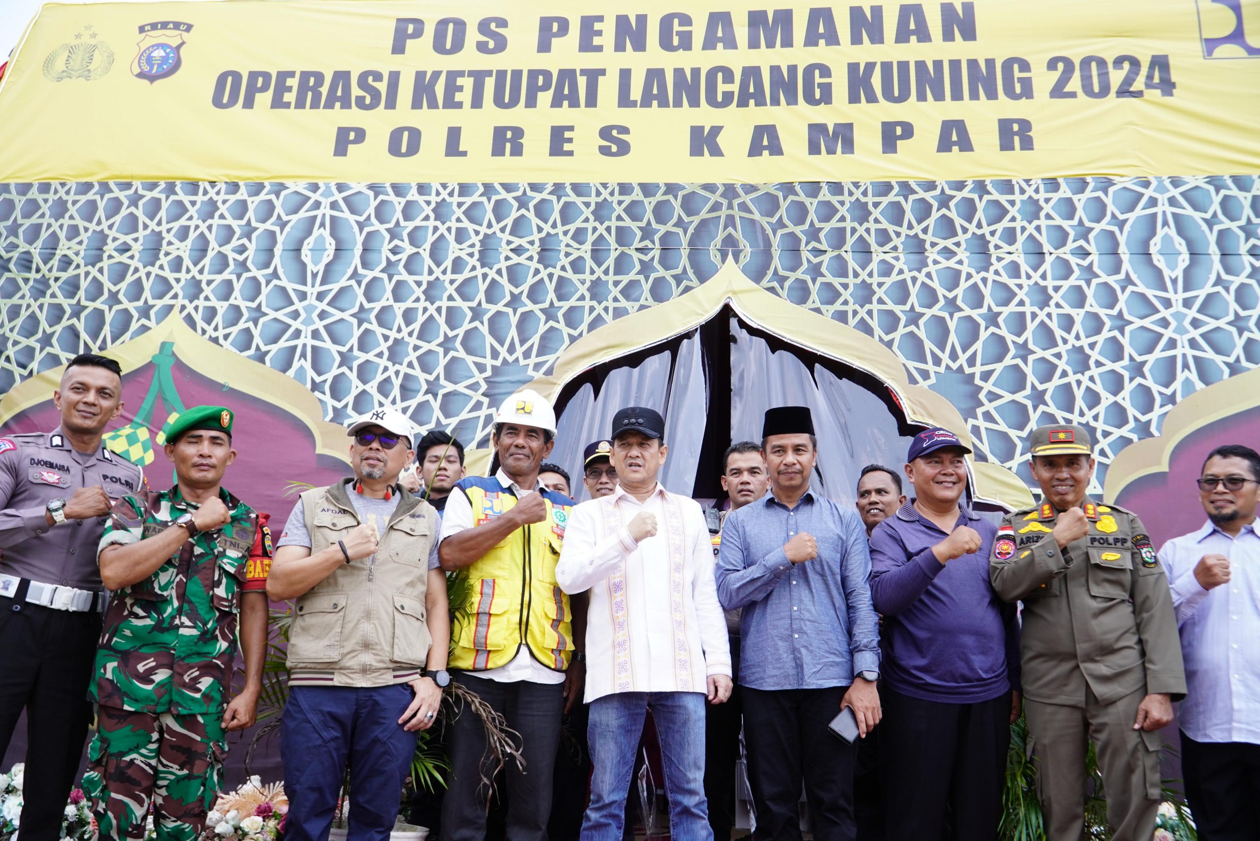 Pastikan Harga Sembako dan Arus Mudik Jelang H-1 Lebaran, Pj Bupati Kampar Tinjau Pasar Kuok dan Pos Lebaran