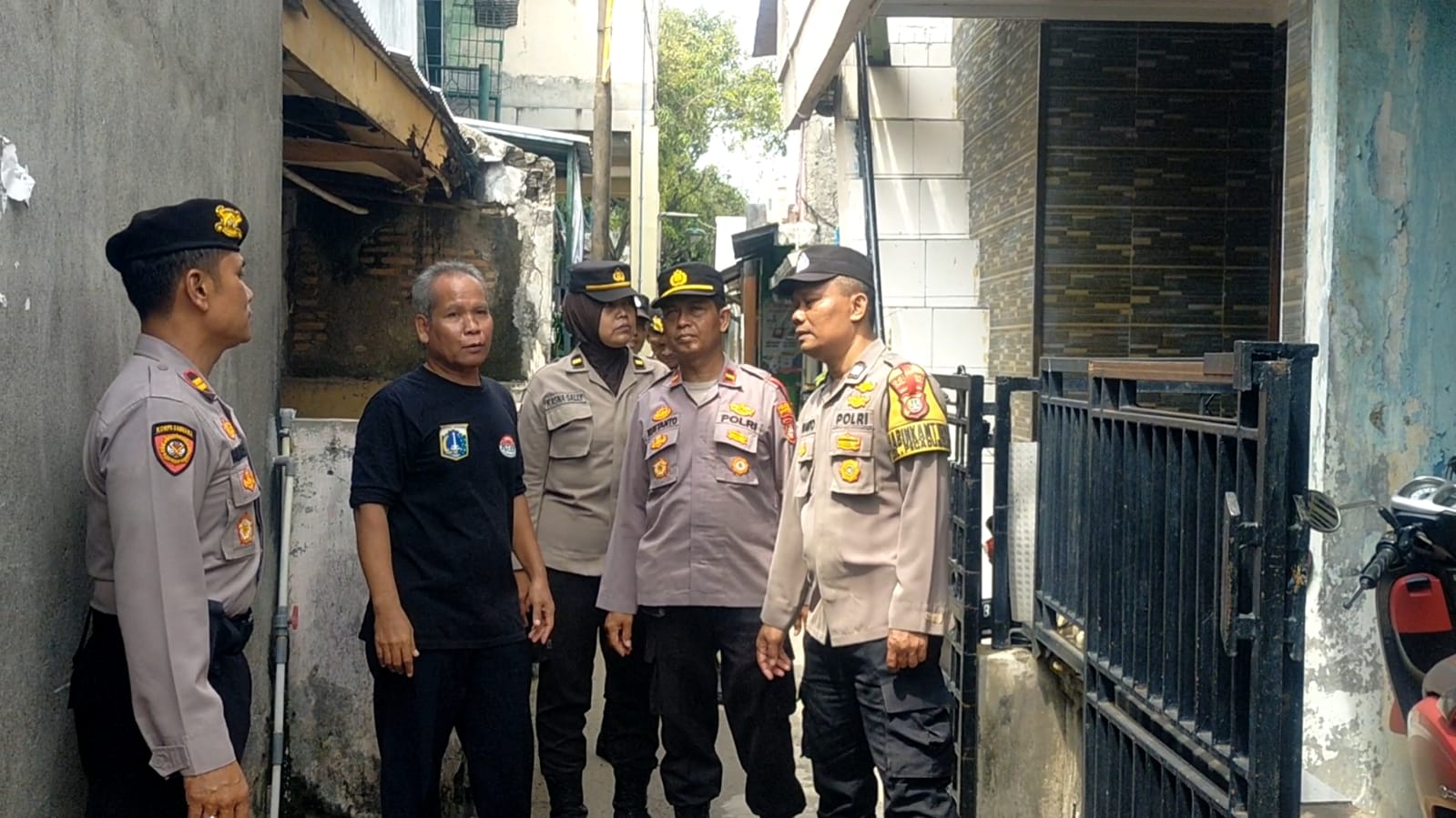 Patroli Jalan Kaki Polsek Kalideres : Cegah Kejahatan di Rumah Kosong Saat Mudik