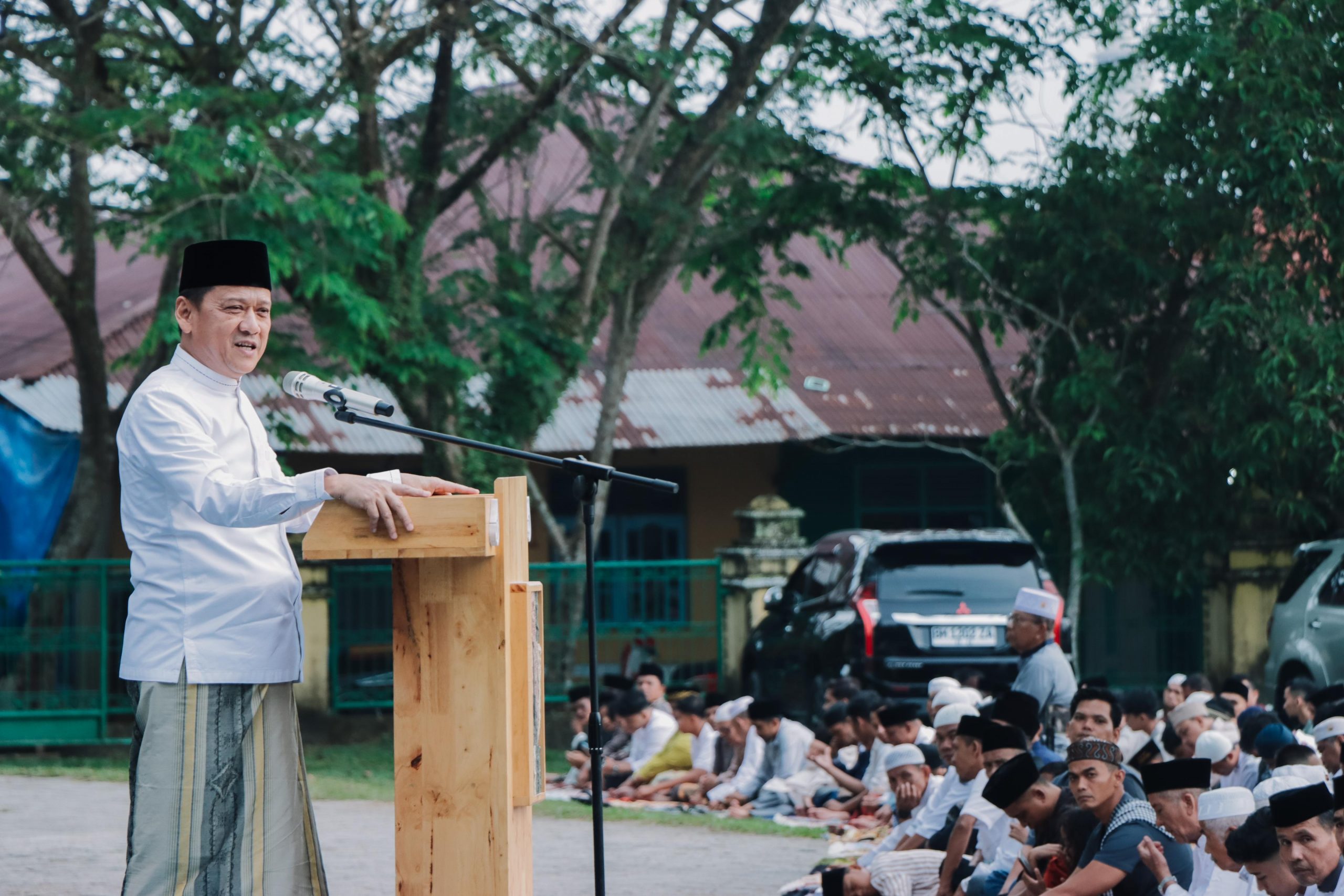 Pj Bupati Kampar Dan Keluarga Sholat ID di Lapangan Pelajar Bangkinang Kota