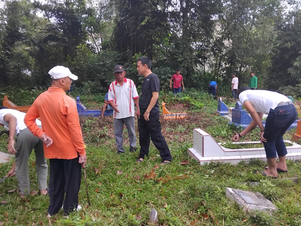 Bersama Masyarakat, Pj Bupati Kampar Gotong Royong Bersihkan Lokasi Pemakaman