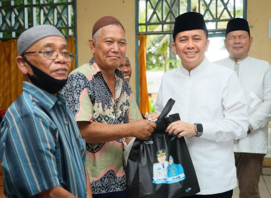 Hari Kemenangan Idul Fitri, Pj Gubernur Agus Fatoni Kunjungi Panti Lansia Harapan Kita