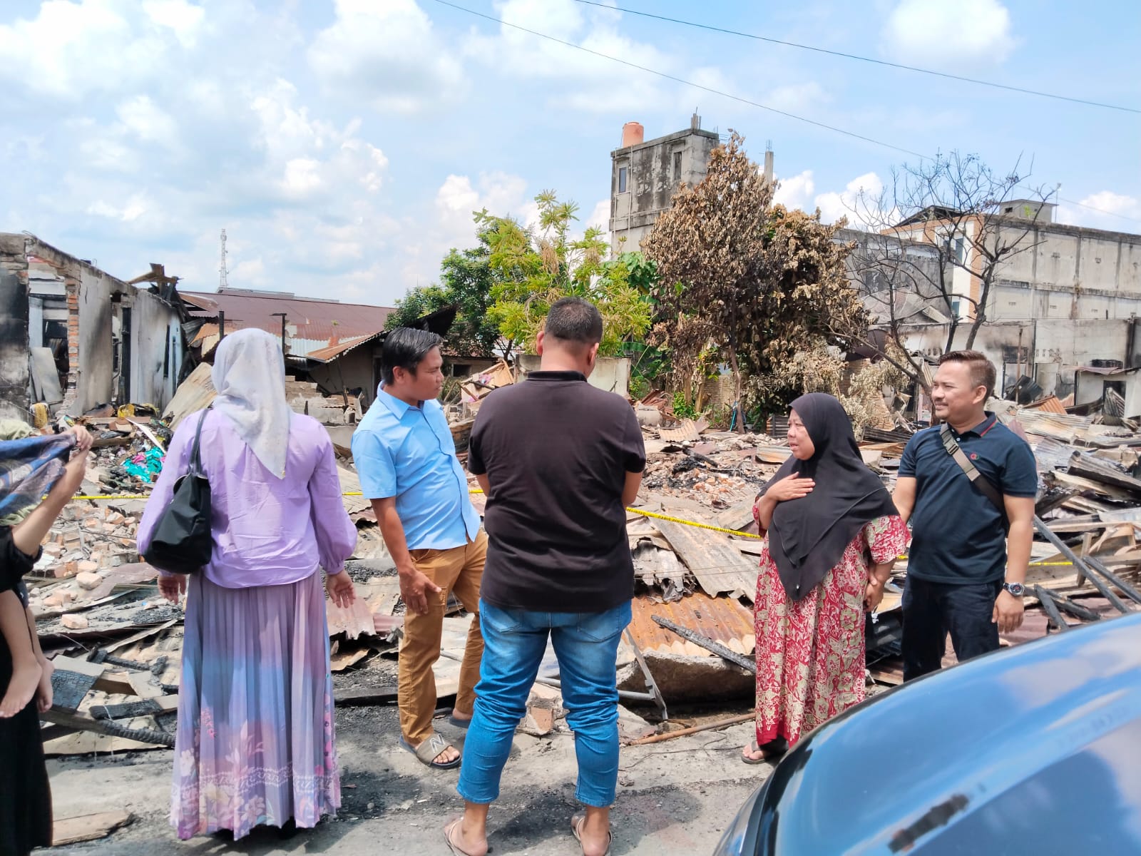 Polres Rohul Beri Bantuan Untuk Korban Kebakaran 17 Bangunan Pasar Di Ujungbatu,Tim Labfor Polda Riau Lakukan Pemeriksaan TKP