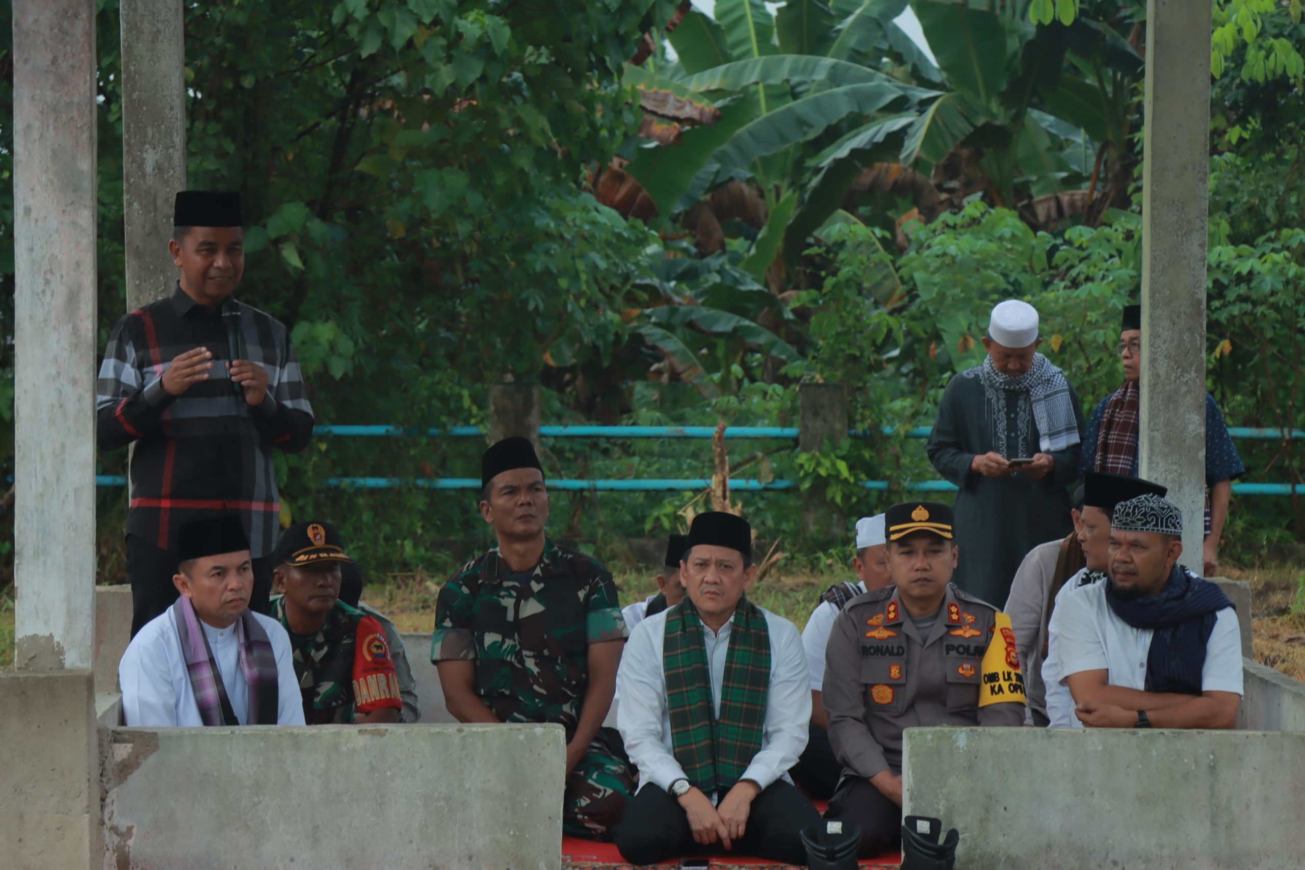 Didampingi Kapolres Kampar, Pj Butapi Kampar Lepas Ziarah Kubur