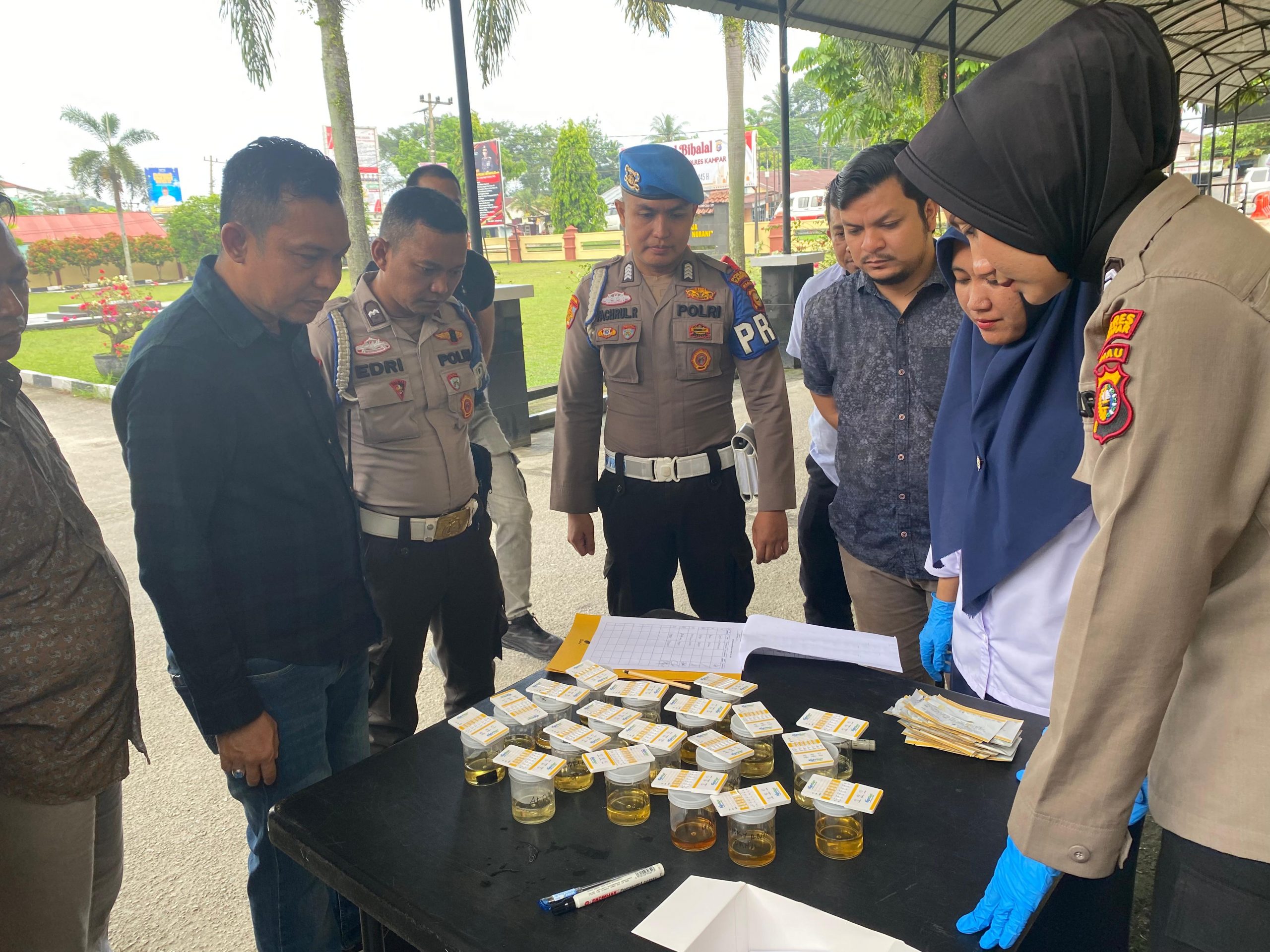 Satnarkoba Polres Kampar Tes Urine Personil