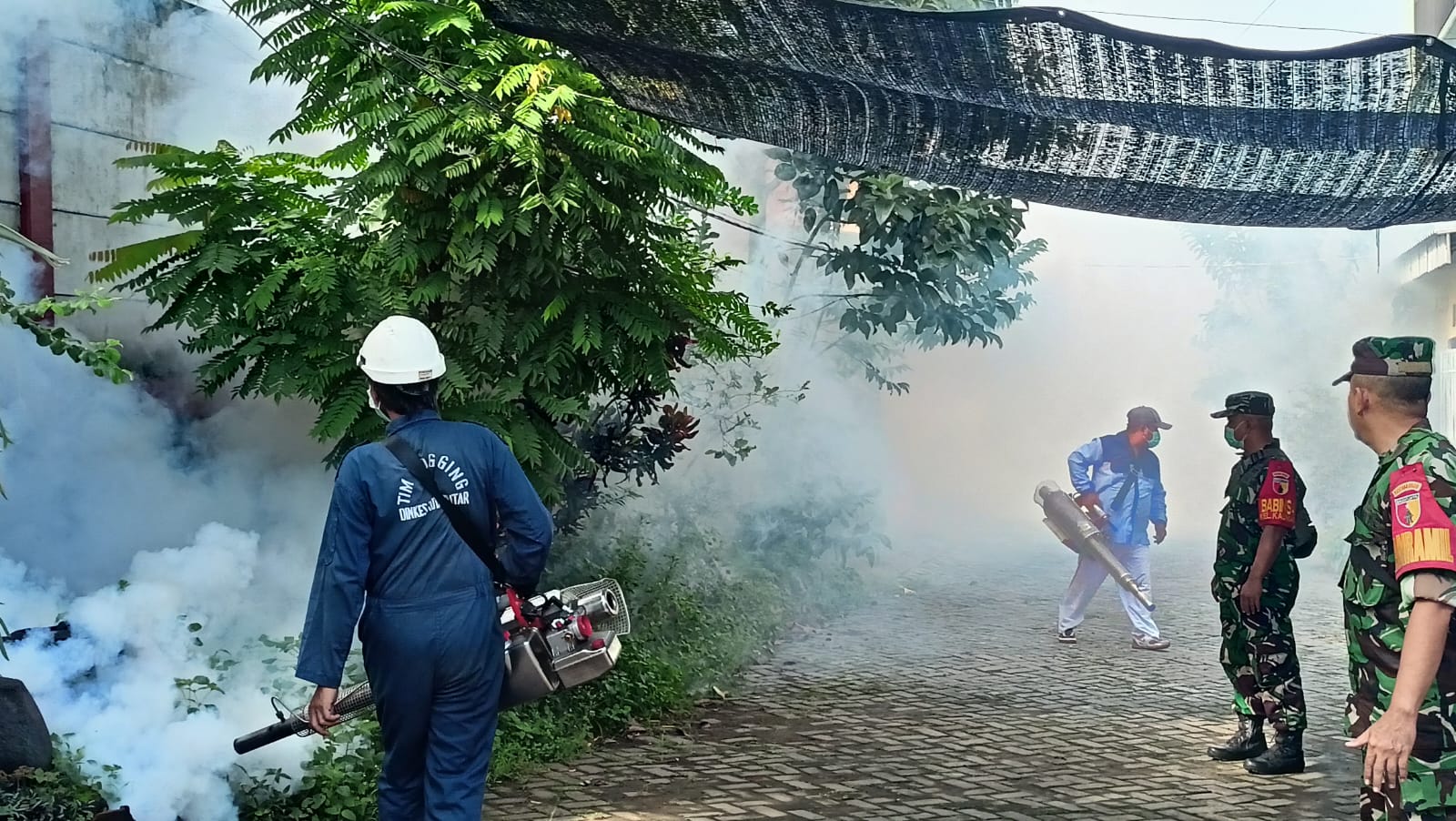 Peduli Kesehatan Masyarakat, Danramil 0808/01 Sukorejo Dampingi Fogging