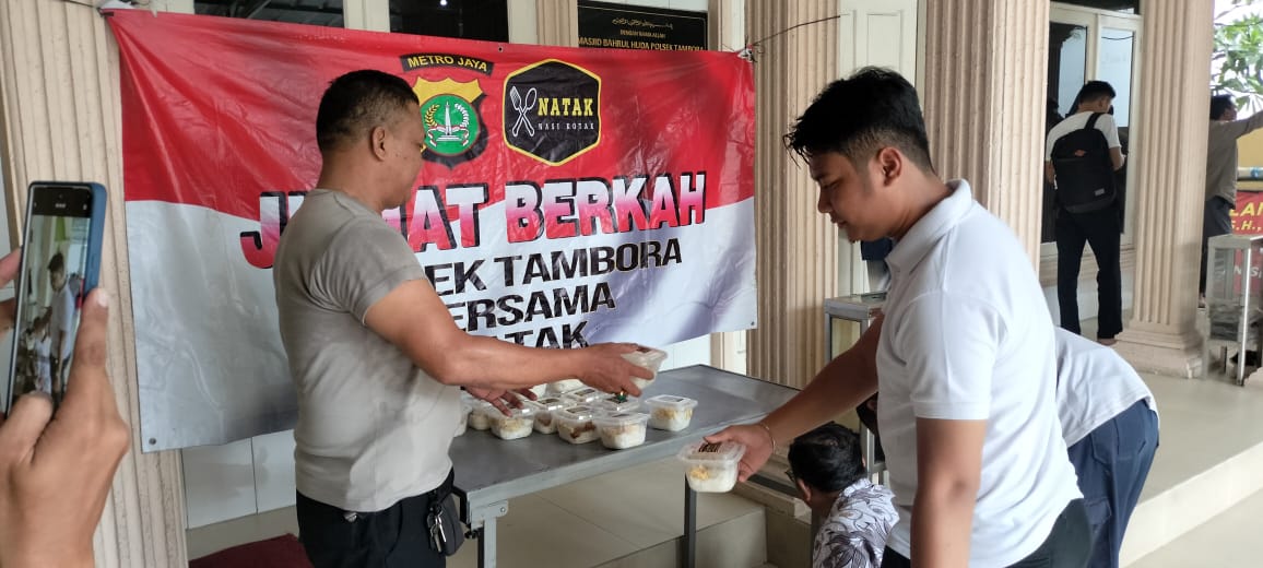 Polsek Tambora Bagikan 200 Nasi Kotak Dalam Jumat Berkah di Masjid Bahrul Huda