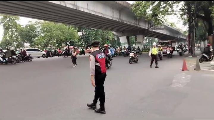 Personel Samapta Polres Metro Jakarta Barat Berikan Pelayanan Pengaturan Arus Lalu Lintas Saat Jam Berangkat Kerja