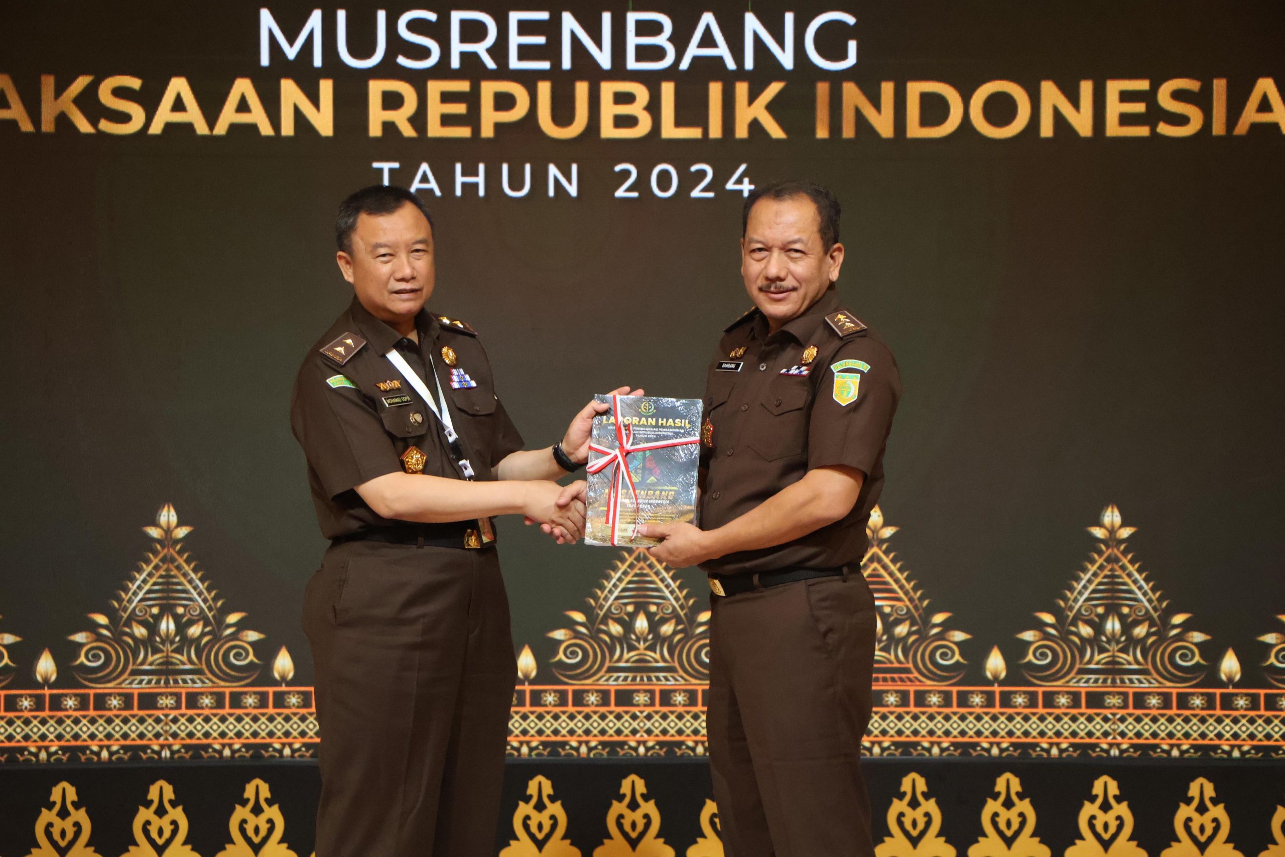 JAM-Pembinaan Dr. Bambang Sugeng Rukmono Berikan Penghargaan Bagi Satker Kejaksaan Dengan Nilai Kerja Anggaran (NKA) Terbaik Tahun 2023