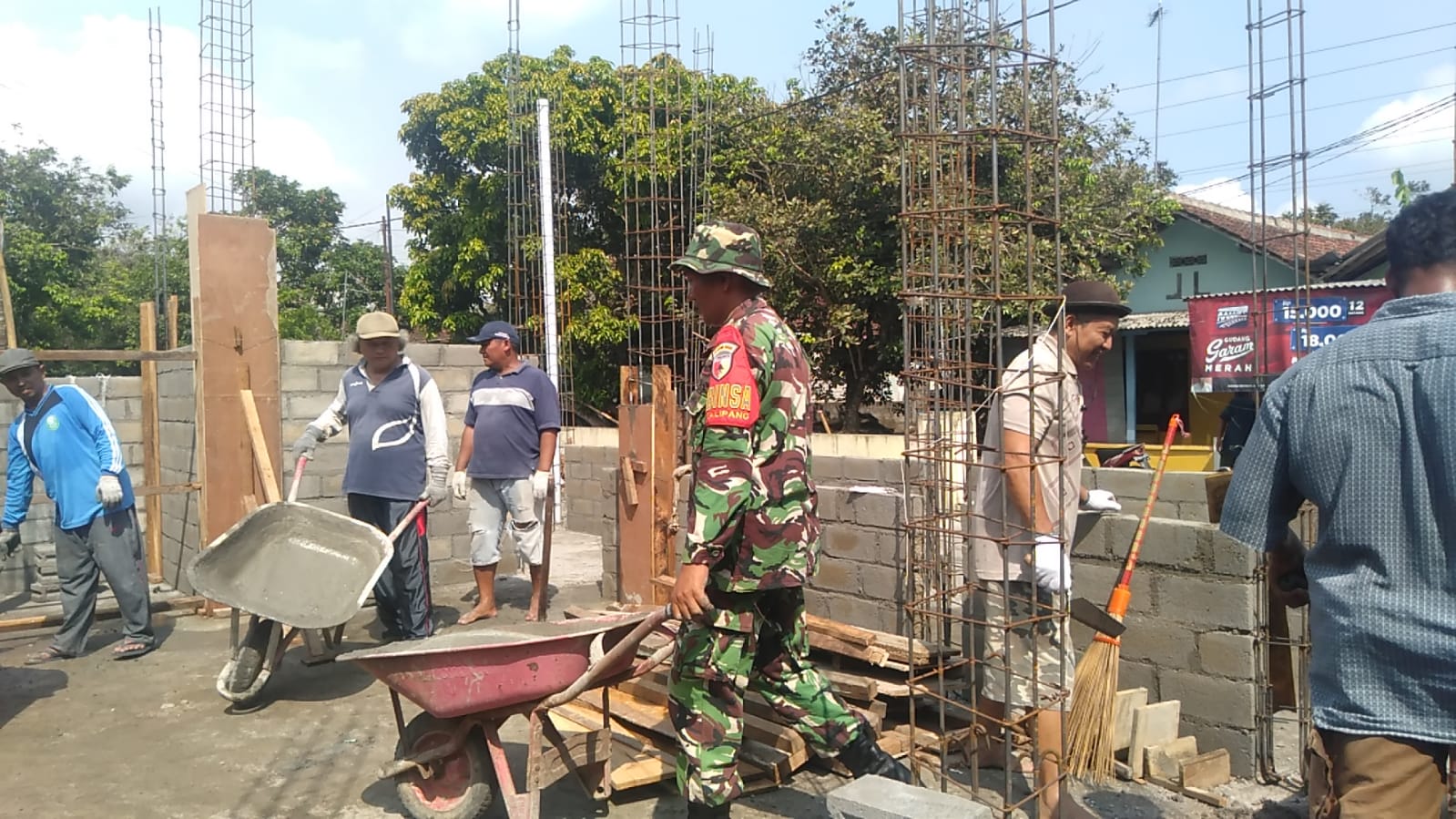 Wujudkan Rumah Layak Huni, Babinsa Koramil 0808/09 Sutojayan Bantu Bangun Rumah Warga Binaannya