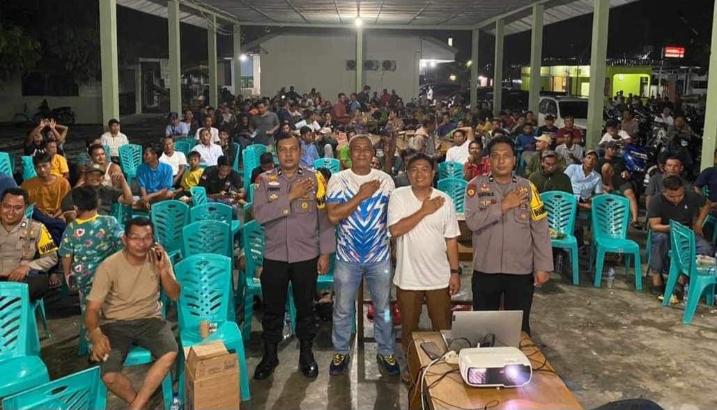 Polsek Tapung Hilir Bersama Ratusan Warga Tapung Hilir Padati Aula KUD Bangun Desa Nobar Semifinal Piala AFC U23