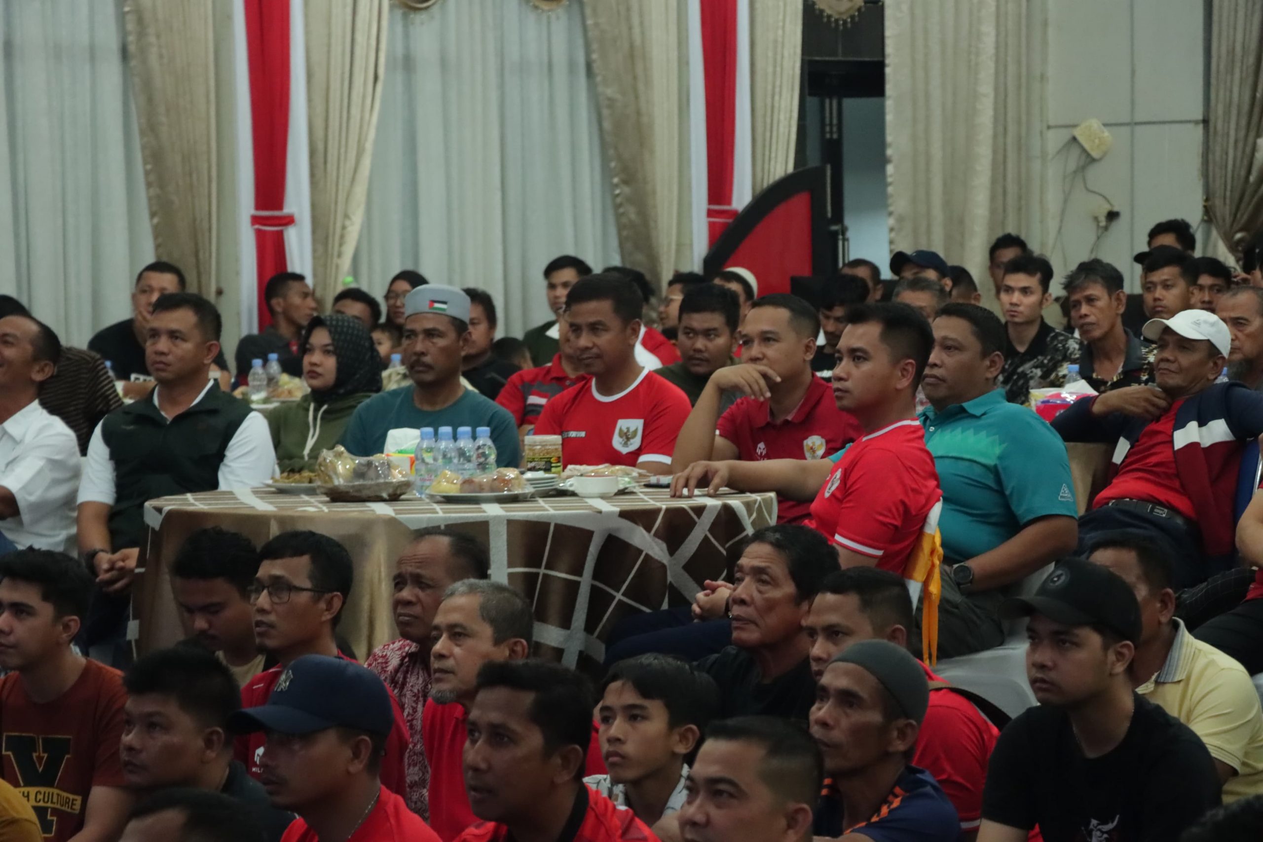 Dukung Timnas Indonesia Di Piala U-23, Kapolres Kampar Bersama Pj. Bupati Kampar Nobar Bersama Masyarakat