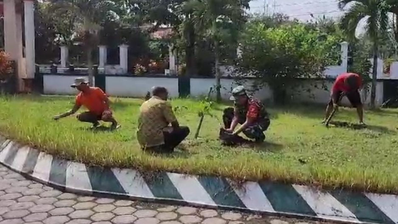 Peduli Kelestarian Alam, Babinsa Koramil 0808/16 Talun Bersama Warga Laksanakan Penanaman Pohon