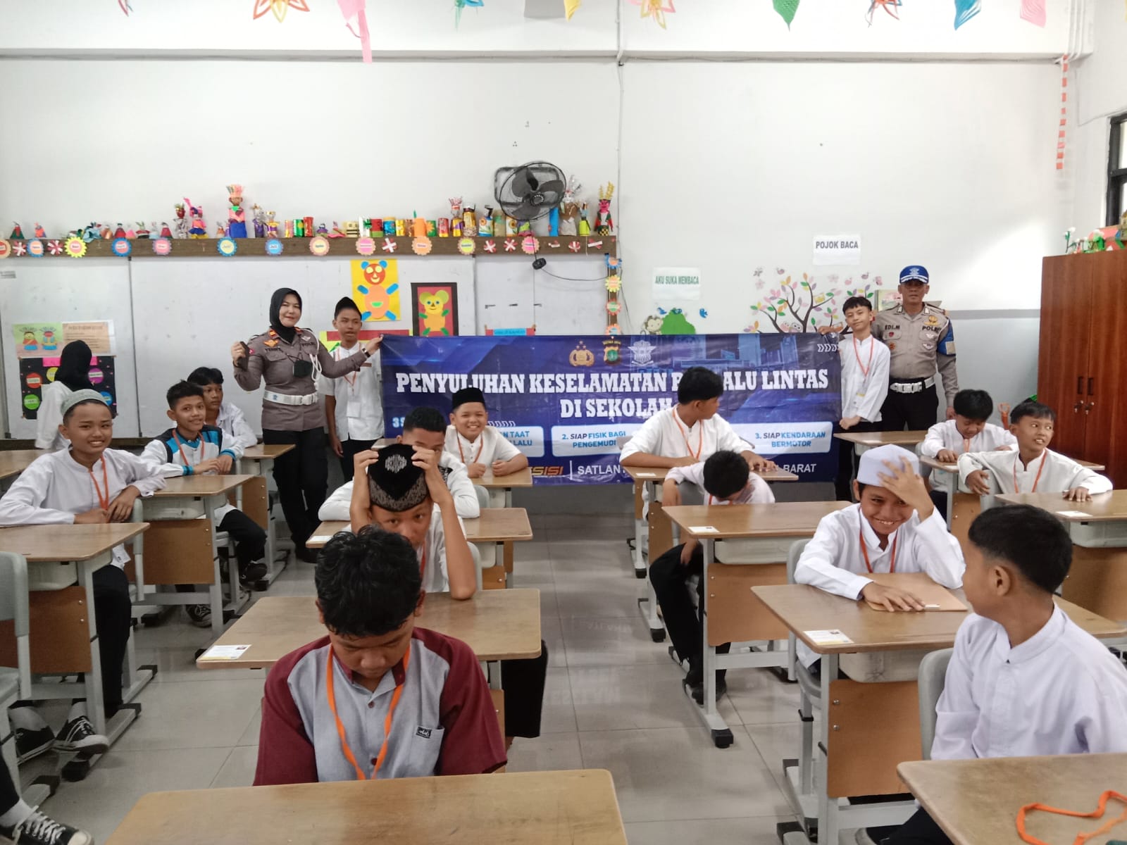 Edukasi Keselamatan Jalan Raya dan Anti Kenakalan Remaja, Satlantas Jakbar Goes To School di SDN Duri Kepa 07 Jakarta Barat