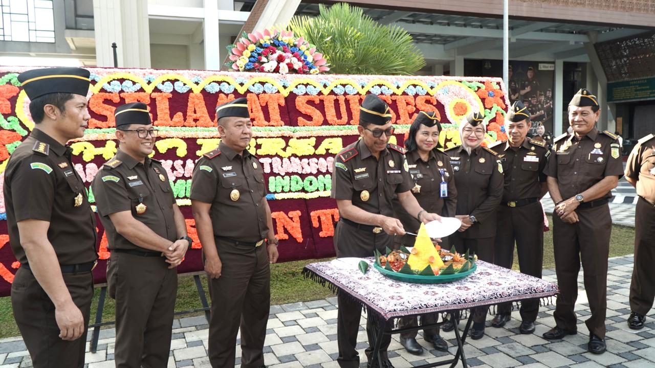 Kepala Kejaksaan Tinggi Riau Pimpin Upacara Dalam Rangka Hari Ulang Tahun Persaja Ke-73