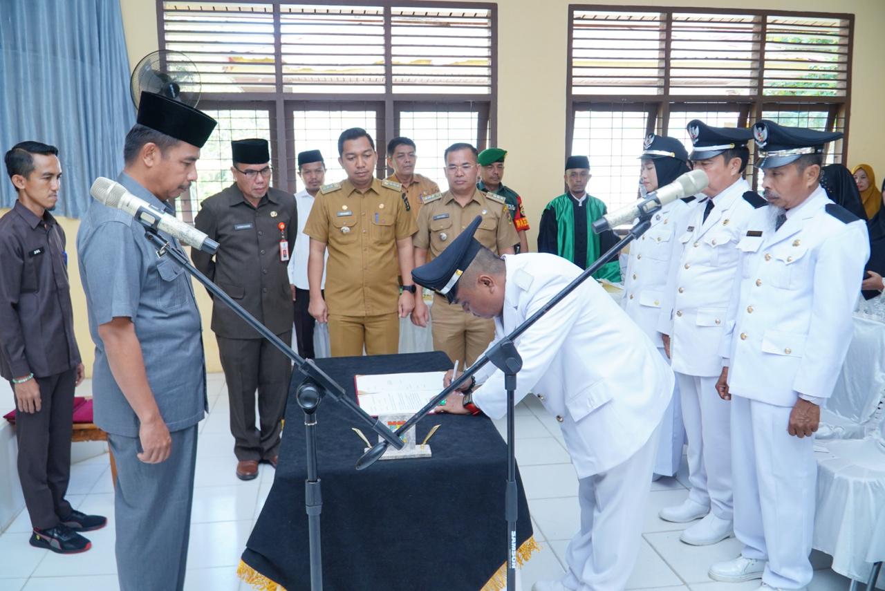 Pj Bupati Kampar Lantik dan Ambil Sumpah Tujuh Pj Kepala Desa