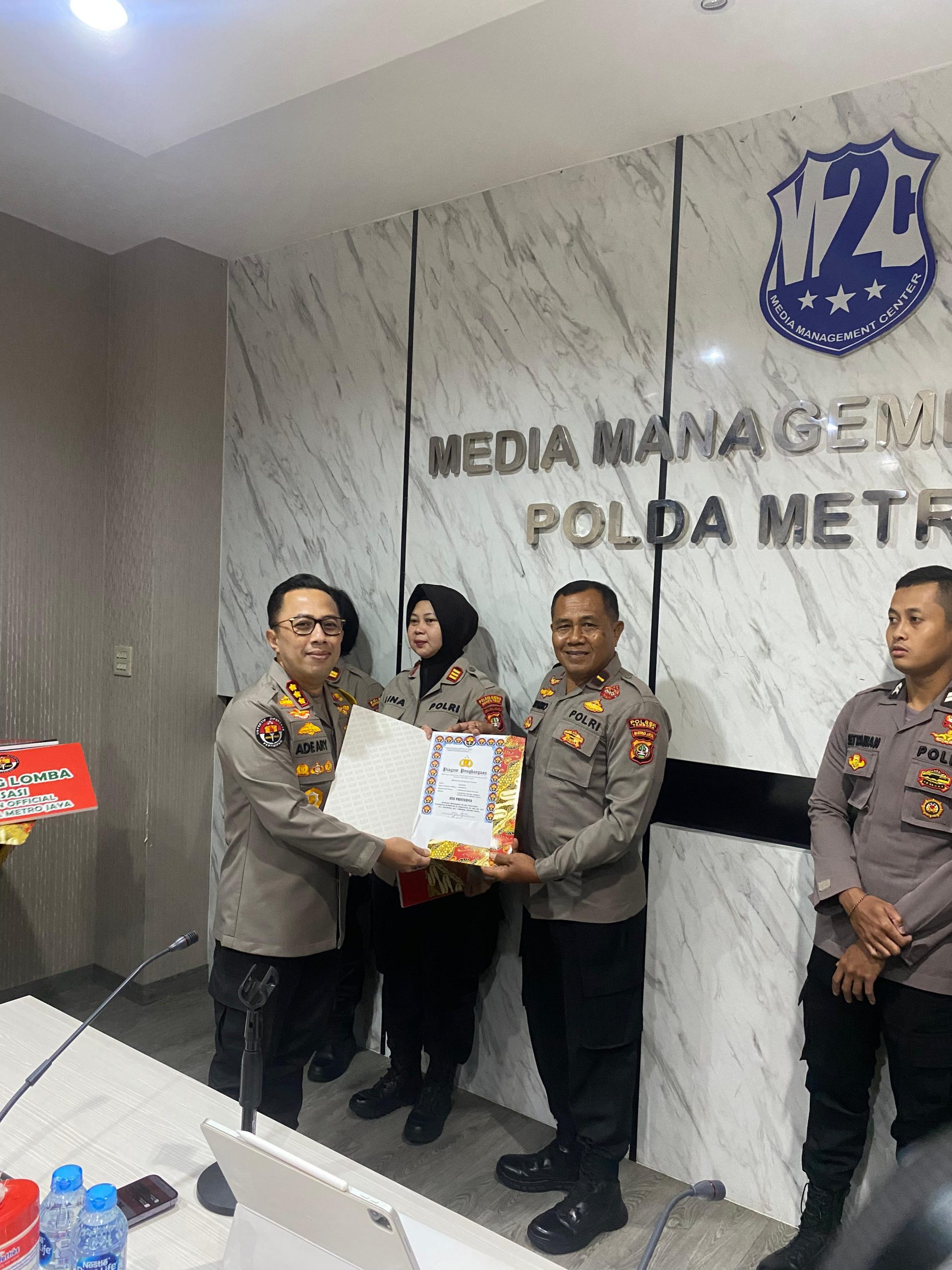 Aksi Heroik Kasi Humas Polsek Tambora Gagalkan Aksi Curanmor Di ganjar Penghargaan Oleh Kabid Humas Polda Metro Jaya