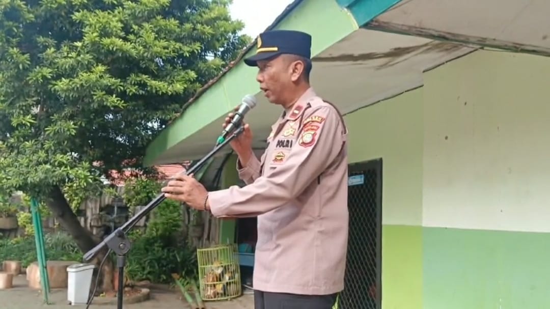 Bhabinkamtibmas dan Kapospol Kedoya Utara Sampaikan Pesan Positif kepada Siswa SMA 57 Yang Lulus