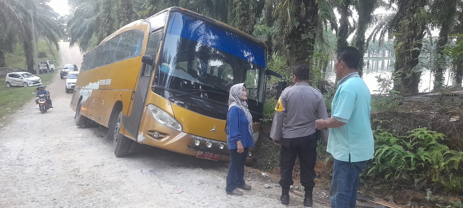 Salut! Polisi Bantu  Mobil Bus Yang Terpelosok Di Wisata Henferd Land XIII Koto Kampar