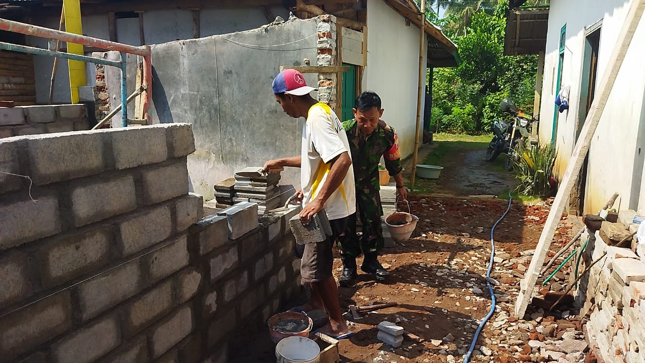 Wujud Manunggal Dengan Rakyat, Serka Romadhon Bantu Bangun MCK Warga Kurang Mampu