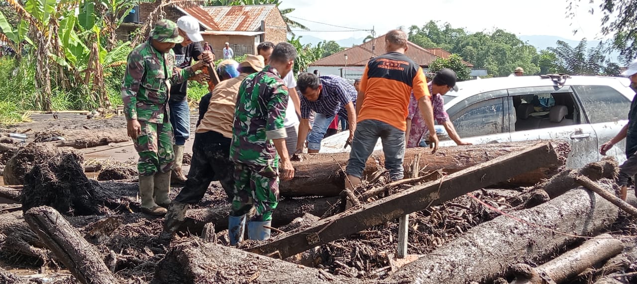 Dandim 0304/Agam Letkol Arm Bayu Ardhitya Nugroho,SH.M.Han : Sejauh ini Kita Telah Mengevakuasi 38 Korban Banjir Bandang