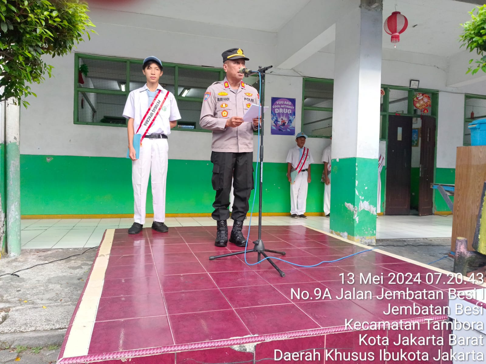 Pimpin Upacara Bendera Disekolah, Polres Jakbar Ajak Pelajar Hindari Tawuran, Narkoba dan Judi Online Serta Bangun Generasi Muda Berkualitas