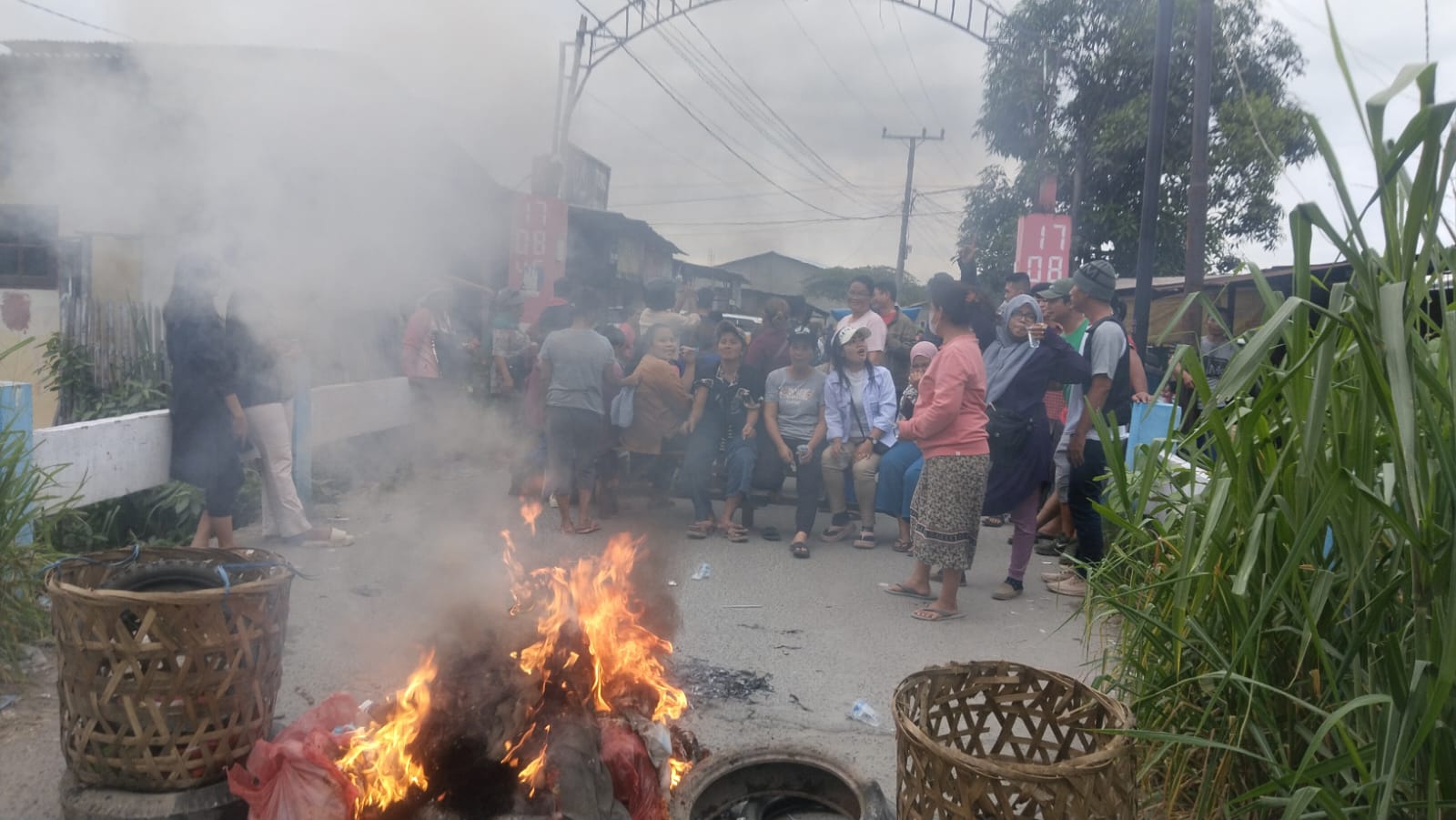 Tolak Eksekusi Lahan Eks HGU PTPN II, Adu Argumen Dengan Aparat, Di Lahan 32, Jl Serbaguna Ujung Dusun IV, Desa Helvetia