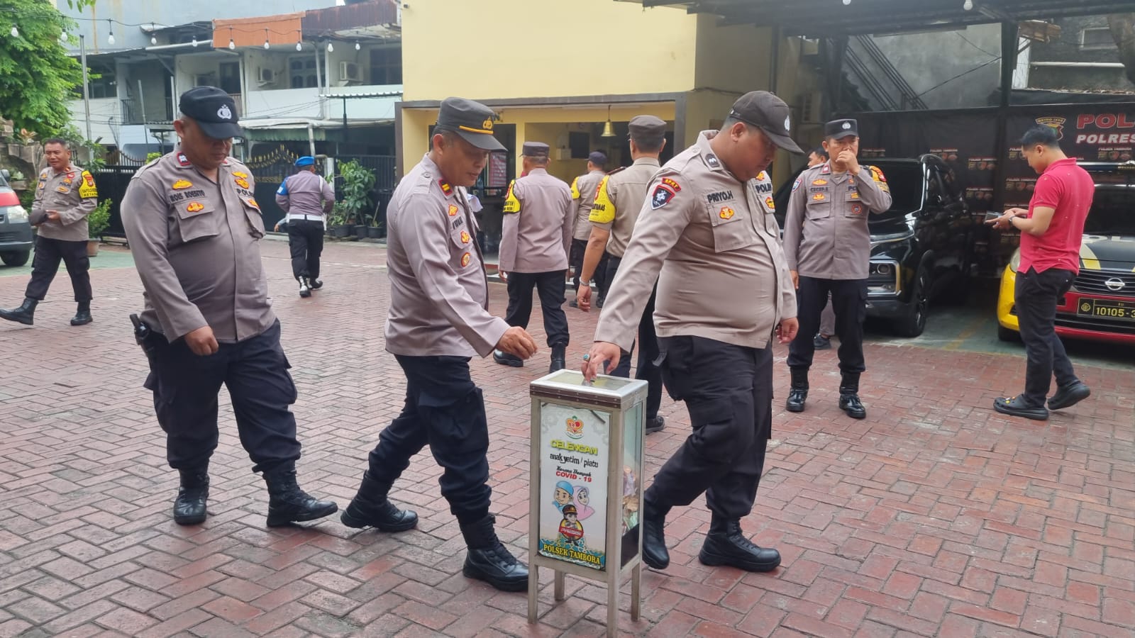 Polsek Tambora Sisihkan Rezeki, Salurkan Kebahagiaan kepada Anak Yatim Piatu