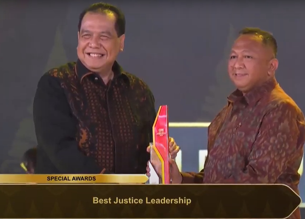 Kajati Bali Dr. Ketut Sumedana,S.H.M.H Raih Best Justice Leadership CNN Award