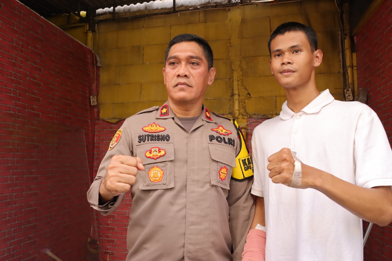 Kepedulian Polri, Polres Jakbar Dan Polsek Kebon Jeruk Beri Tali Asih Untuk Korban Pembegalan Casis Bintara Polri