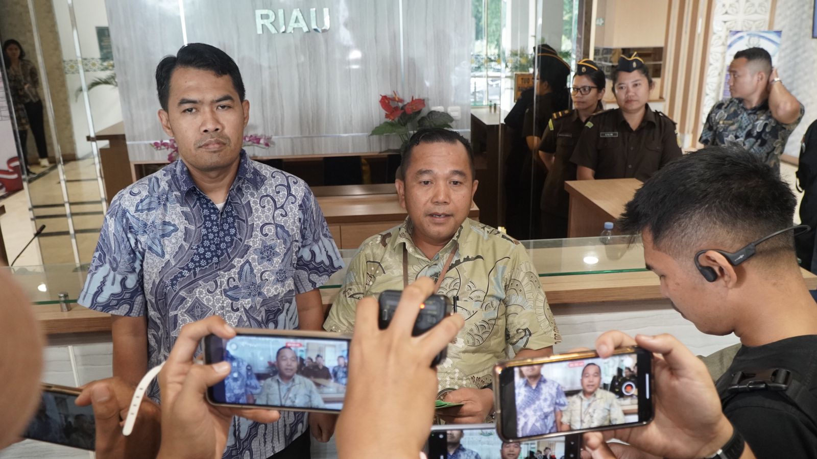 Penahanan 1 (Satu) Orang Tersangka Dugaan Tipikor Dana Pengelolaan Kebun Kelapa Sawit Seluas 500 Hektar Milik Pemerintah Kabupaten Kuantan Singingi